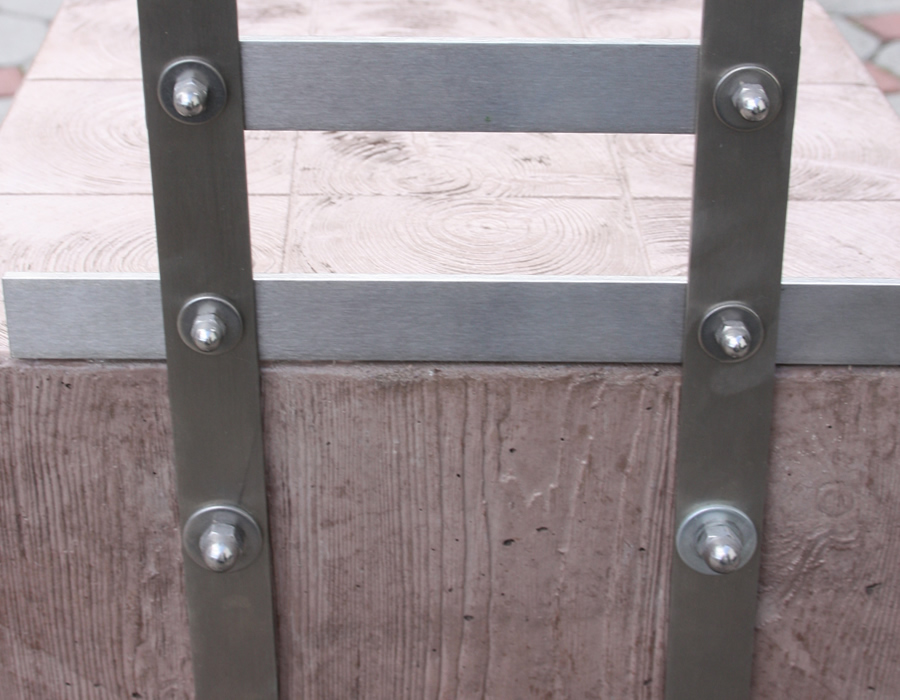 Edelstahlrückenlehne eines Sitzblocks aus Beton (Detailaufnahme)
